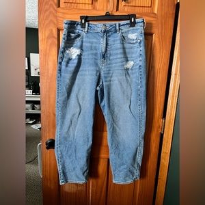 Worn once. AMERICAN EAGLE MOM STRAIGHT JEAN
